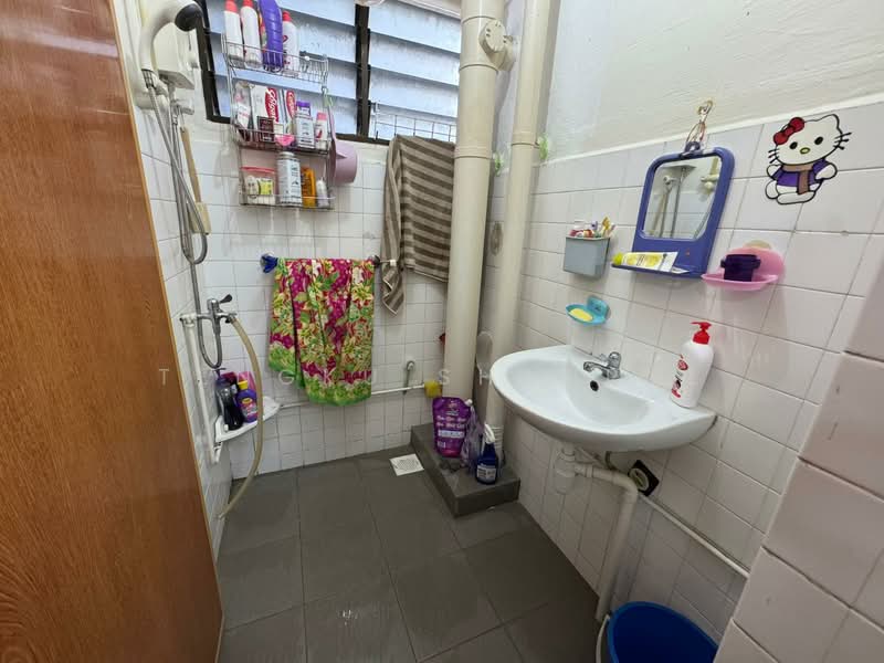 172 Ang Mo Kio Avenue 4, 172 Ang Mo Kio Avenue 4, 2 Bedrooms, 645 sqft, HDB Flat For Sale, by TENGKU SHAHRUL, 500123942 - Bathroom  - PropertyGuru.com.sg