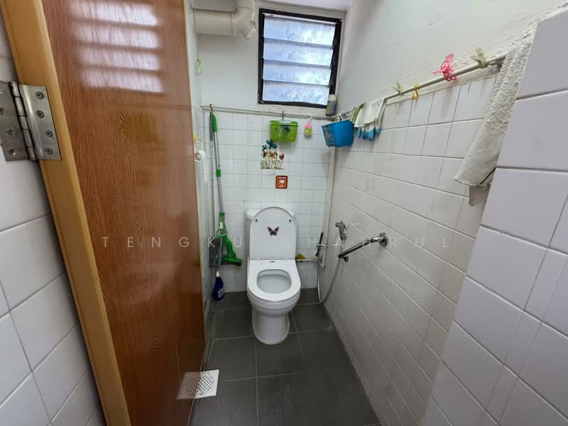 172 Ang Mo Kio Avenue 4, 172 Ang Mo Kio Avenue 4, 2 Bedrooms, 645 sqft, HDB Flat For Sale, by TENGKU SHAHRUL, 500123942 - Bathroom - PropertyGuru.com.sg