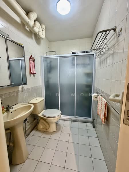 339A Sembawang Close, 339A Sembawang Close, 4 Bedrooms, 1,184 sqft, HDB Flat For Sale, by David Wong, 500123945 - Bathroom - PropertyGuru.com.sg