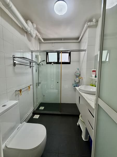 339A Sembawang Close, 339A Sembawang Close, 4 Bedrooms, 1,184 sqft, HDB Flat For Sale, by David Wong, 500123945 - Bathroom - PropertyGuru.com.sg