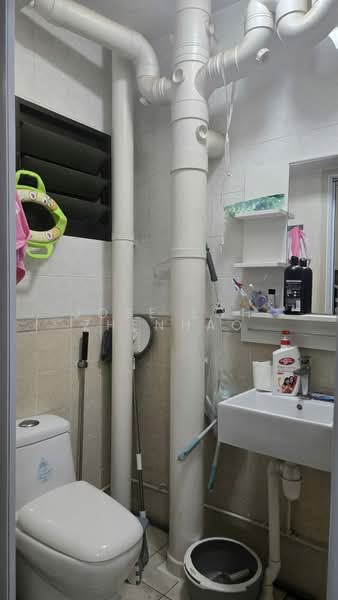 305D Anchorvale Link, 305D Anchorvale Link, 3 Bedrooms, 968 sqft, HDB Flat For Sale, by Jose Loh Zhenhao, 500124025 - Bathroom - PropertyGuru.com.sg