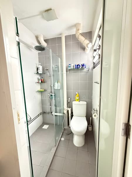 205 Clementi Avenue 6, 205 Clementi Avenue 6, 3 Bedrooms, 980 sqft, HDB Flat For Sale, by Sammy Song, 500124034 - Bathroom - PropertyGuru.com.sg