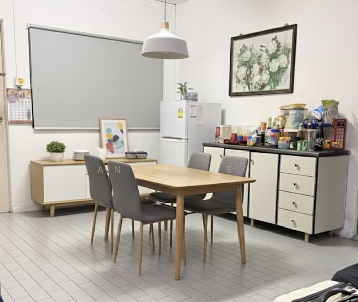 Upper Thomson CHEAP Huge Corner Plot Freehold near CHIJ St Nicks, , 3 Bedrooms, 1,560 sqft, Corner Terrace For Sale, by Anselm Teo, 500124100 - Dining Room - PropertyGuru.com.sg