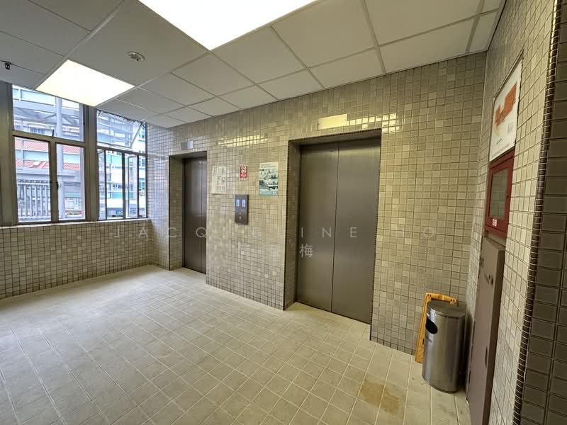 Hoa Nam Building, 27 Foch Road, 463 sqft, Office For Sale, by Jacqueline Ho 何聲梅, 500124118 - Lift lobby - CommercialGuru.com.sg