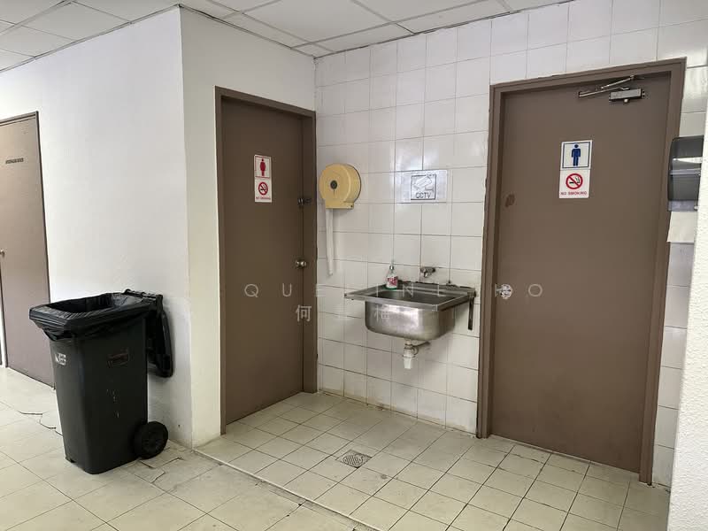 Hoa Nam Building, 27 Foch Road, 463 sqft, Office For Sale, by Jacqueline Ho 何聲梅, 500124118 - Level 2 Toilets for unit occupiers - CommercialGuru.com.sg