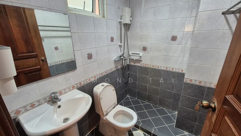 Unit near Bartley and Serangoon, , 2 Bedrooms, 400 sqft, Terraced House For Rent, by Raymond Tay, 500124130 - Bathroom - PropertyGuru.com.sg