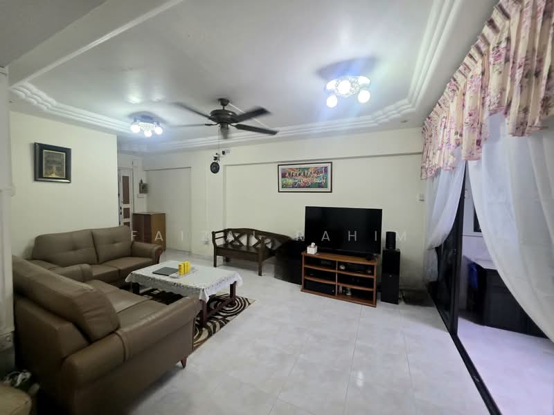728 Tampines Street 71, 728 Tampines Street 71, 4 Bedrooms, 1,323 sqft, HDB Flat For Sale, by Faizal Rahim, 500124132 - Living Room - PropertyGuru.com.sg