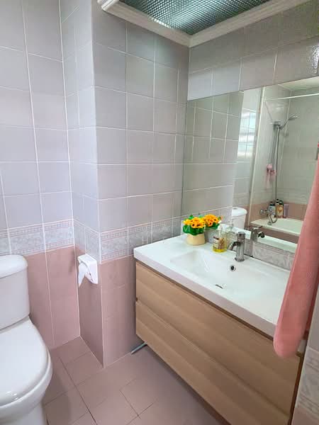 Azalea Park Condo, 6 Flora Road, 2 Bedrooms, 829 sqft, Condominium For Rent, by Benjamin Chew, 500124159 - Bathroom - PropertyGuru.com.sg