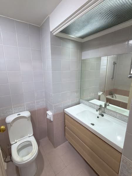 Azalea Park Condo, 6 Flora Road, 2 Bedrooms, 829 sqft, Condominium For Rent, by Benjamin Chew, 500124159 - Bathroom - PropertyGuru.com.sg