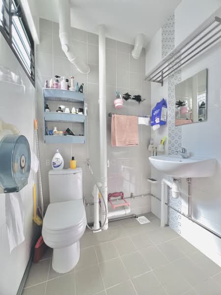 107 Bedok Reservoir Road, 107 Bedok Reservoir Road, 3 Bedrooms, 979 sqft, HDB Flat For Sale, by Bernice Ho, 500124181 - Bathroom - PropertyGuru.com.sg