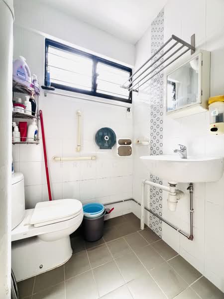 107 Bedok Reservoir Road, 107 Bedok Reservoir Road, 3 Bedrooms, 979 sqft, HDB Flat For Sale, by Bernice Ho, 500124181 - Bathroom - PropertyGuru.com.sg