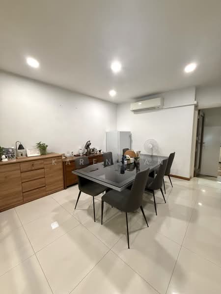 Ellington square, , 4 Bedrooms, 2,000 sqft, Terraced House For Sale, by Karen Tan, 500124190 - Dining Room - PropertyGuru.com.sg