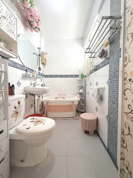 514 Bukit Batok Street 52, 514 Bukit Batok Street 52, 2 Bedrooms, 1,000 sqft, HDB Flat For Rent, by Nigel Tan, 500124214 - Bathroom - PropertyGuru.com.sg