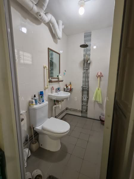 150 Bedok Reservoir Road, 150 Bedok Reservoir Road, 3 Bedrooms, 904 sqft, HDB Flat For Sale, by Aizah Ismail, 500124280 - Bathroom - PropertyGuru.com.sg