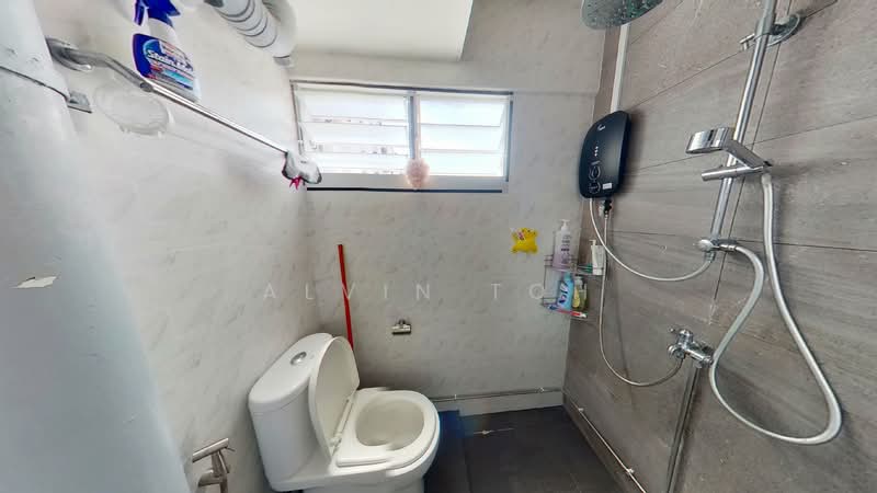 448 Jurong West Street 42, 448 Jurong West Street 42, 2 Bedrooms, 807 sqft, HDB Flat For Sale, by Alvin Toh, 500124336 - Bathroom - PropertyGuru.com.sg