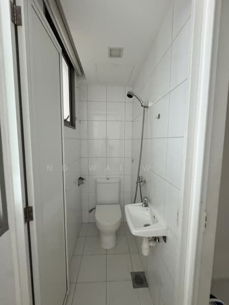 Ripple Bay, 4 Pasir Ris Link, 3 Bedrooms, 1,076 sqft, Condominium For Rent, by Ng Wai Wai, 500124342 - Helper's Bathroom - PropertyGuru.com.sg