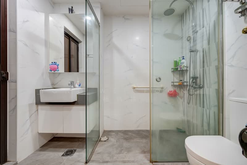 Loyang Villas, Loyang Rise, 6 Bedrooms, 3,000 sqft, Terraced House For Sale, by Yong Wee Foong 杨伟锋, 500124359 - Bathroom - PropertyGuru.com.sg