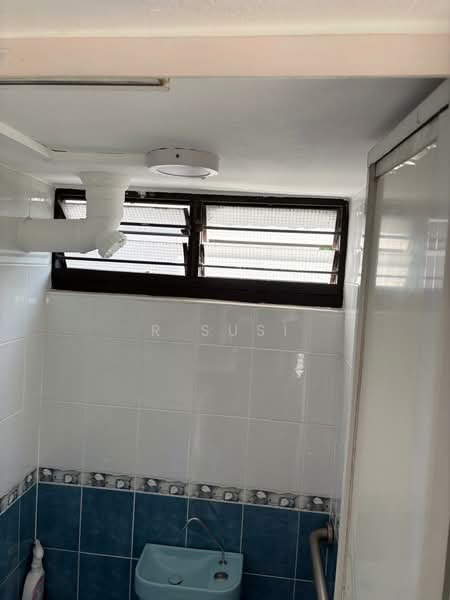 186 Boon Lay Avenue, 186 Boon Lay Avenue, 2 Bedrooms, 635 sqft, HDB Flat For Sale, by R Susi, 500124388 - Bathroom - PropertyGuru.com.sg