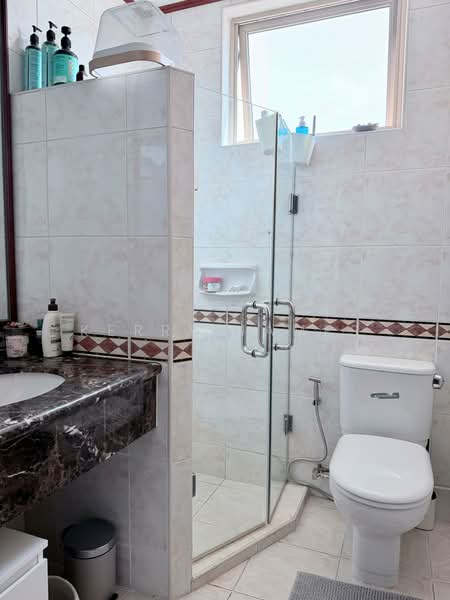 Costa Rhu, 3 Rhu Cross, 2 Bedrooms, 990 sqft, Condominium For Rent, by Kerry James, 500124401 - Bathroom - PropertyGuru.com.sg