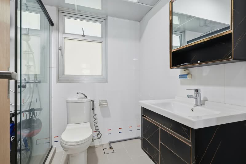 422A Northshore Drive, 422A Northshore Drive, 3 Bedrooms, 1,001 sqft, HDB Flat For Sale, by Alex So, 500124412 - Bathroom - PropertyGuru.com.sg
