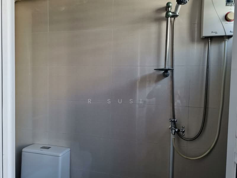 948 Jurong West Street 91, 948 Jurong West Street 91, 3 Bedrooms, 1,108 sqft, HDB Flat For Sale, by R Susi, 500124423 - Bathroom - PropertyGuru.com.sg