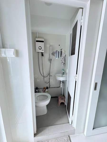 455 Hougang Avenue 10, 455 Hougang Avenue 10, 3 Bedrooms, 1,571 sqft, HDB Flat For Sale, by Jose Loh Zhenhao, 500124434 - Bathroom - PropertyGuru.com.sg