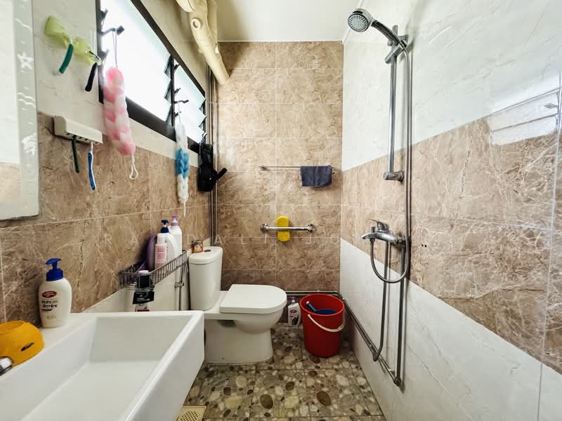 496B Tampines Street 43, 496B Tampines Street 43, 3 Bedrooms, 1,356 sqft, HDB Flat For Sale, by Ramdali Jumali, 500124464 - Bathroom - PropertyGuru.com.sg
