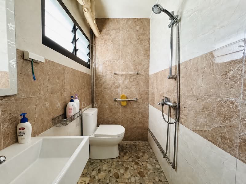496B Tampines Street 43, 496B Tampines Street 43, 3 Bedrooms, 1,356 sqft, HDB Flat For Sale, by Ramdali Jumali, 500124464 - Bathroom - PropertyGuru.com.sg