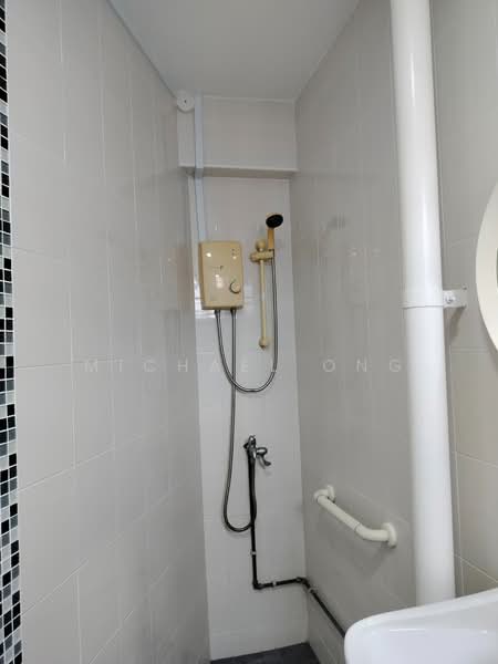639 Ang Mo Kio Avenue 6, 639 Ang Mo Kio Avenue 6, 3 Bedrooms, 1,001 sqft, HDB Flat For Rent, by Michael Ong, 500124497 - Bathroom - PropertyGuru.com.sg