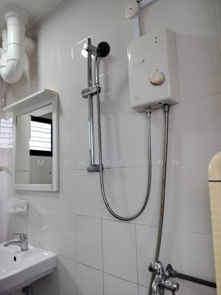 639 Ang Mo Kio Avenue 6, 639 Ang Mo Kio Avenue 6, 3 Bedrooms, 1,001 sqft, HDB Flat For Rent, by Michael Ong, 500124497 - Bathroom - PropertyGuru.com.sg