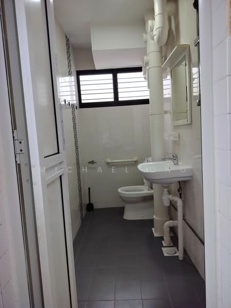 639 Ang Mo Kio Avenue 6, 639 Ang Mo Kio Avenue 6, 3 Bedrooms, 1,001 sqft, HDB Flat For Rent, by Michael Ong, 500124497 - Bathroom - PropertyGuru.com.sg