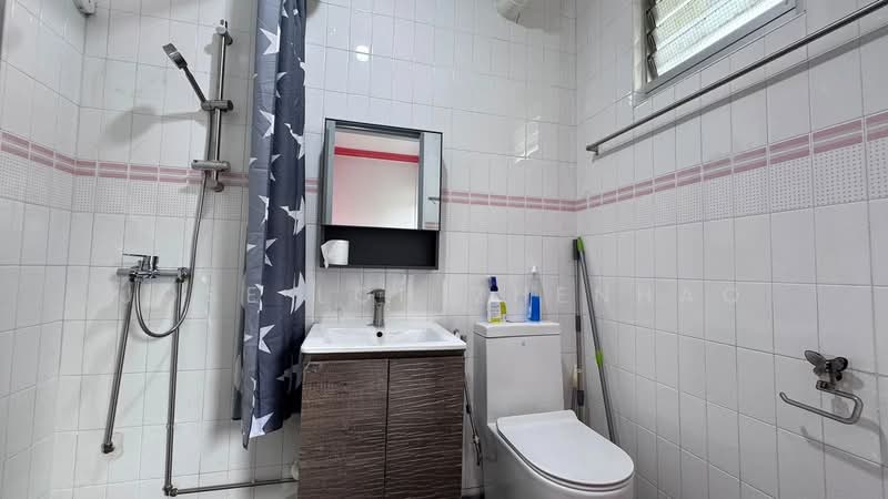 976 Jurong West Street 93, 976 Jurong West Street 93, 3 Bedrooms, 1,302 sqft, HDB Flat For Sale, by Jose Loh Zhenhao, 500124530 - Bathroom - PropertyGuru.com.sg