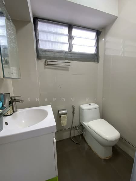 407 Bukit Batok West Avenue 4, 407 Bukit Batok West Avenue 4, 2 Bedrooms, 732 sqft, HDB Flat For Sale, by Sharon Kee, 500124563 - Bathroom - PropertyGuru.com.sg