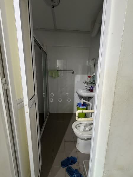 140 Bukit Batok Street 11, 140 Bukit Batok Street 11, 4 Bedrooms, 1,615 sqft, HDB Flat For Sale, by Yeo Tong Boon, 500124565 - Bathroom - PropertyGuru.com.sg