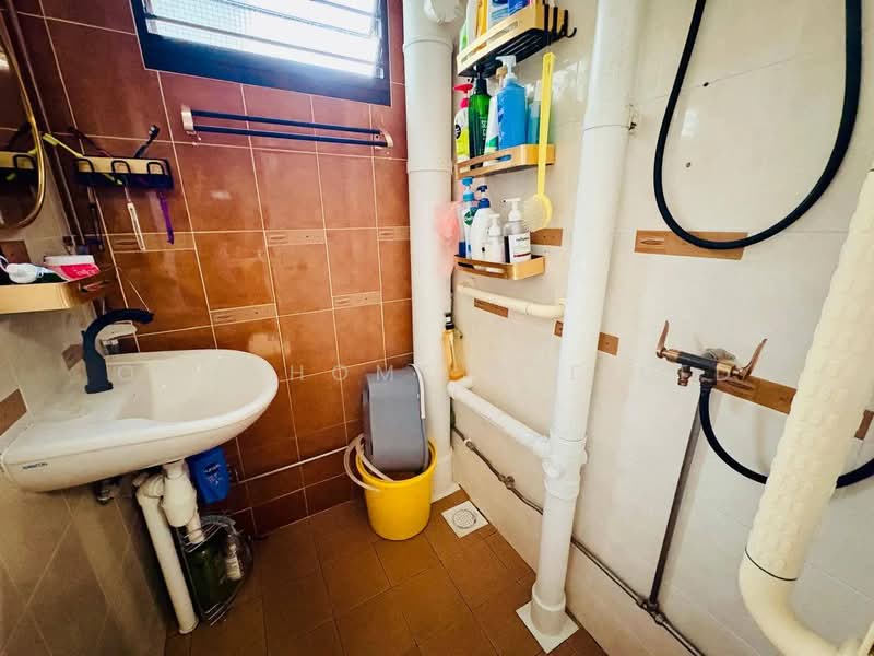 214 Lorong 8 Toa Payoh, 214 Lorong 8 Toa Payoh, 3 Bedrooms, 882 sqft, HDB Flat For Sale, by STEVEN NG, 500124571 - Bathroom - PropertyGuru.com.sg