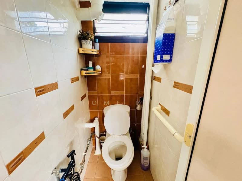 214 Lorong 8 Toa Payoh, 214 Lorong 8 Toa Payoh, 3 Bedrooms, 882 sqft, HDB Flat For Sale, by STEVEN NG, 500124571 - Bathroom - PropertyGuru.com.sg
