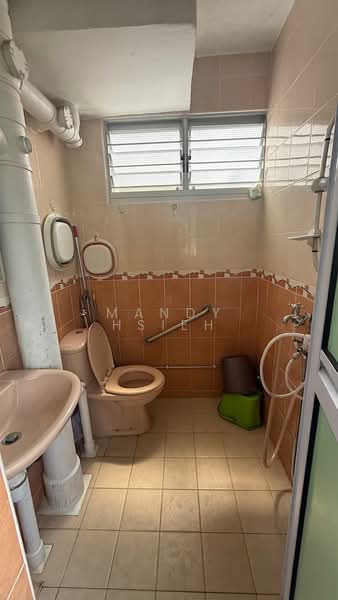 100 Bedok North Avenue 4, 100 Bedok North Avenue 4, 2 Bedrooms, 721 sqft, HDB Flat For Sale, by Mandy Hsieh, 500124659 - Bathroom - PropertyGuru.com.sg