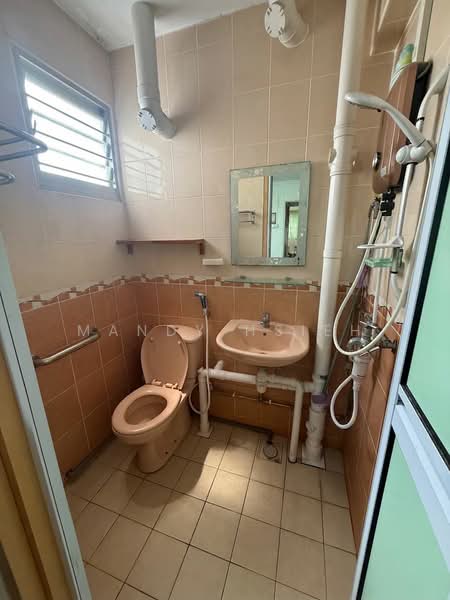100 Bedok North Avenue 4, 100 Bedok North Avenue 4, 2 Bedrooms, 721 sqft, HDB Flat For Sale, by Mandy Hsieh, 500124659 - Bathroom - PropertyGuru.com.sg