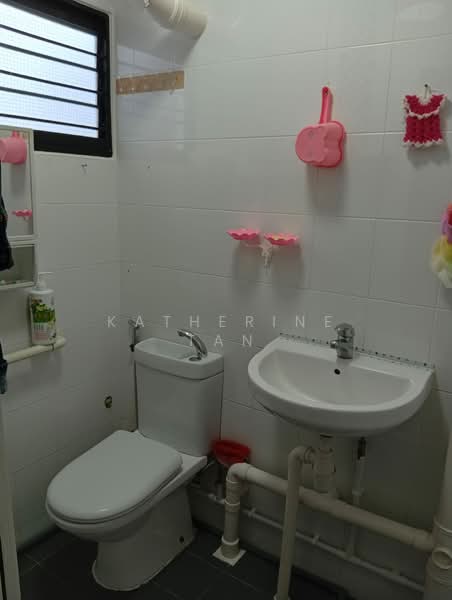 525 Jurong West Street 52, 525 Jurong West Street 52, 2 Bedrooms, 882 sqft, HDB Flat For Sale, by Katherine Tan, 500124666 - Bathroom - PropertyGuru.com.sg