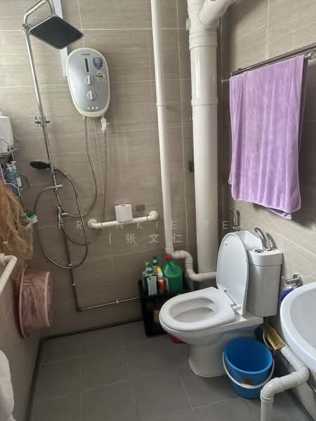 374 Bukit Batok Street 31, 374 Bukit Batok Street 31, 3 Bedrooms, 1,000 sqft, HDB Flat For Rent, by Frankie Teo (张文仁), 500124678 - Bathroom - PropertyGuru.com.sg