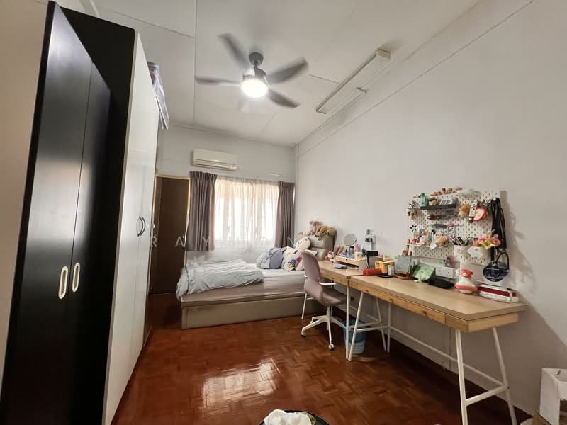 Taman Kembangan, Taman Kembangan, 4 Bedrooms, 2,500 sqft, Semi-Detached House For Sale, by Raymond Ng, 500124682 - Bedroom - PropertyGuru.com.sg