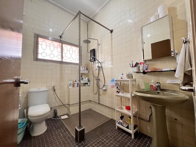 Taman Kembangan, Taman Kembangan, 4 Bedrooms, 2,500 sqft, Semi-Detached House For Sale, by Raymond Ng, 500124682 - Bathroom - PropertyGuru.com.sg