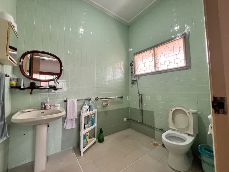 Taman Kembangan, Taman Kembangan, 4 Bedrooms, 2,500 sqft, Semi-Detached House For Sale, by Raymond Ng, 500124682 - Bathroom - PropertyGuru.com.sg