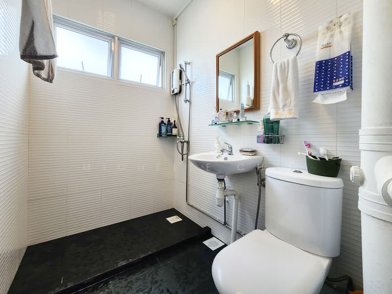 437 Tampines Street 43, 437 Tampines Street 43, 3 Bedrooms, 1,119 sqft, HDB Flat For Sale, by Michelle Chia, 500124690 - Master Bathroom - PropertyGuru.com.sg