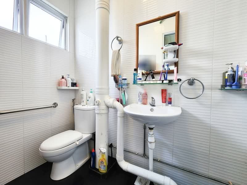 437 Tampines Street 43, 437 Tampines Street 43, 3 Bedrooms, 1,119 sqft, HDB Flat For Sale, by Michelle Chia, 500124690 - Common Bathroom - PropertyGuru.com.sg