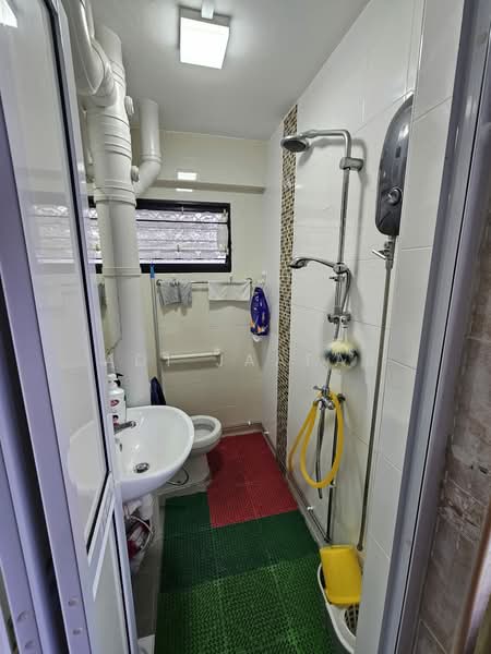 845 Woodlands Street 82, 845 Woodlands Street 82, 3 Bedrooms, 904 sqft, HDB Flat For Sale, by Adi Jaafar, 500124693 - Bathroom - PropertyGuru.com.sg