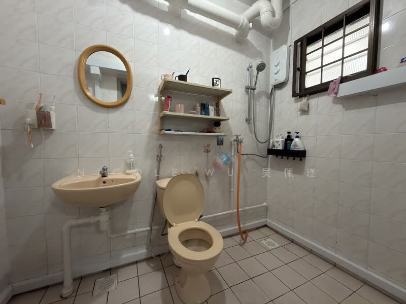 321 Sembawang Close, 321 Sembawang Close, 4 Bedrooms, 1,324 sqft, HDB Flat For Sale, by Nicole Wu 吴佩瑾, 500124740 - Bathroom - PropertyGuru.com.sg