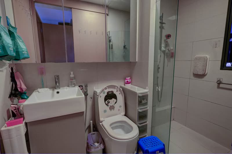 SkyPark Residences, 17 Sembawang Crescent, 5 Bedrooms, 1,593 sqft, Executive Condominium For Rent, by Dillon Tan, 500124745 - Bathroom - PropertyGuru.com.sg