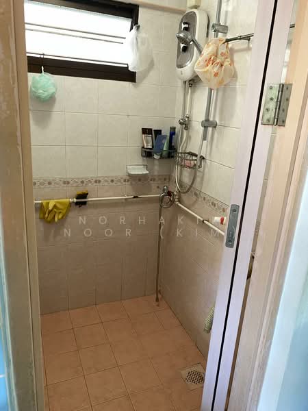 123 Lorong 1 Toa Payoh, 123 Lorong 1 Toa Payoh, 2 Bedrooms, 721 sqft, HDB Flat For Sale, by Norhakim Noor (Kim), 500124747 - Bathroom - PropertyGuru.com.sg