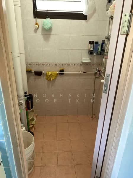 123 Lorong 1 Toa Payoh, 123 Lorong 1 Toa Payoh, 2 Bedrooms, 721 sqft, HDB Flat For Sale, by Norhakim Noor (Kim), 500124747 - Bathroom - PropertyGuru.com.sg